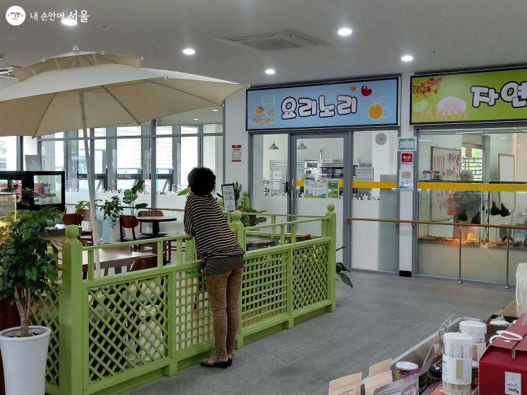 센터 1층에는 성북시니어클럽에서 운영하는 카페가 문을 열고 있다.  