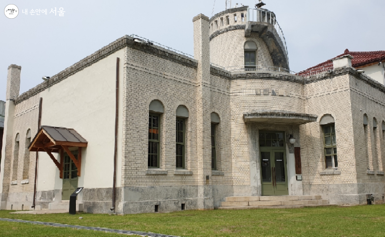 경희궁과 월암근린공원 사이 언덕에 자리한 국립기상박물관의 외관이 멋스럽다. 