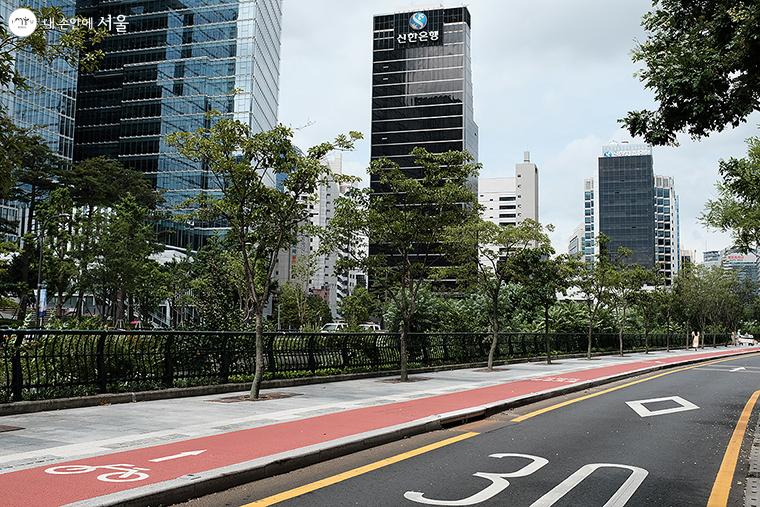 청계천로에 차 없는 거리 풍경이 시원하다