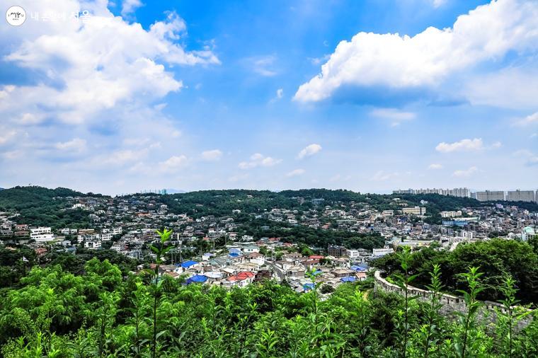 성곽길 조망 지점에서 바라본 북정마을과 도심 풍경. 