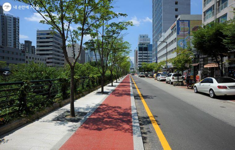 ‘고산자교→청계광장’의 자전거 전용도로 상행 구간 모습