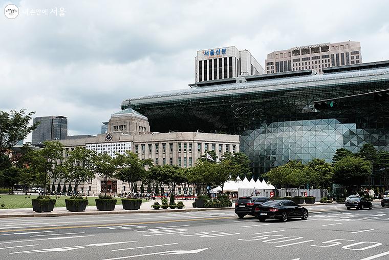 덕수궁길 가는 길에 서울시청 앞 풍경을 담았다. 지난 6월, 호국보훈의 달을 맞아 ‘마지막 한 분까지 기억하겠습니다’ 라는 문구와 생존해 계신 6.25 참전용사들을 직접 만나 사진을 찍는 라미 현(현효제) 작가의 ‘프로젝트 솔져’ 작품들로 구성된 꿈새김판이 보인다