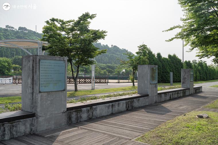 난지도의 역사와 이야기가 적혀 있는 현판들. 시대순으로 이야기를 제공한다 ⓒ이재연