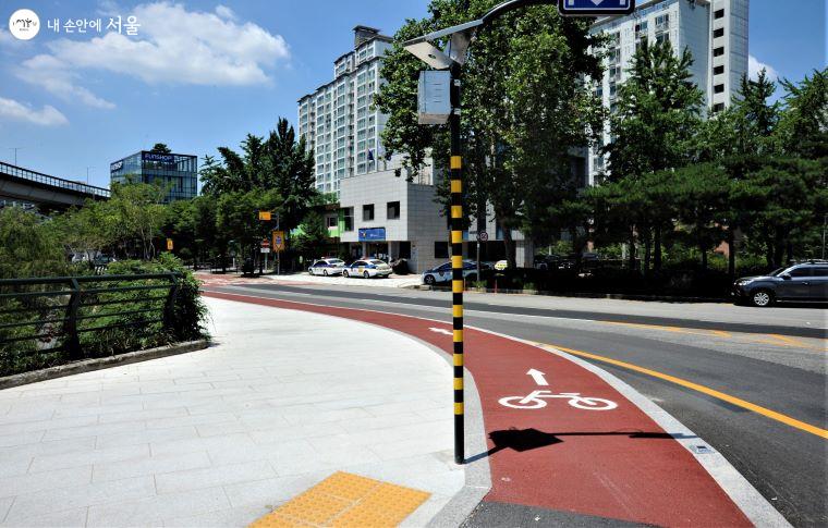 고산자교를 건너 좌측으로 돌면 ‘고산자교→청계광장’으로 진행할 수 있는 상행 자전거 전용도로가 이어진다.