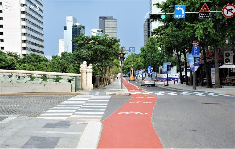 자전거 전용도로가 차도와 평행으로 운영되므로 자전거 전용도로 이용 시 반드시 교통신호를 지켜야 한다.