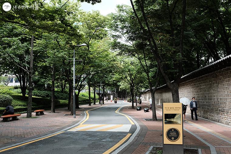 ‘덕수궁길 차 없는 거리’는 평일 점심시간 동안 온전히 보행자를 위한 거리로 바뀐다