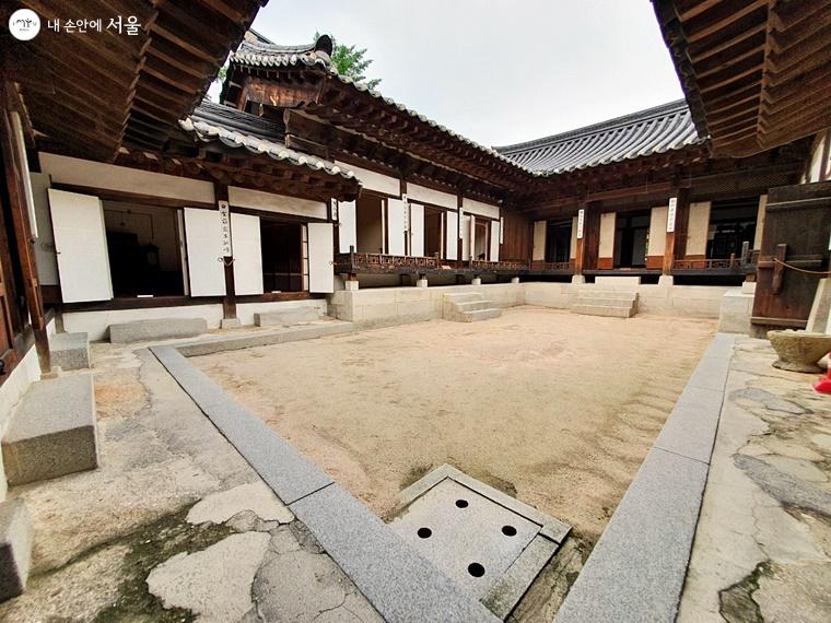 조선시대의 양반들이 살던 전통 한옥의 모습