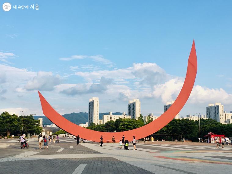 올림픽공원 경기장이 있는 장소에 설치된 공공미술작품. 상승하는 곡선이 시원스럽게 하늘을 향해 뻗어있다.