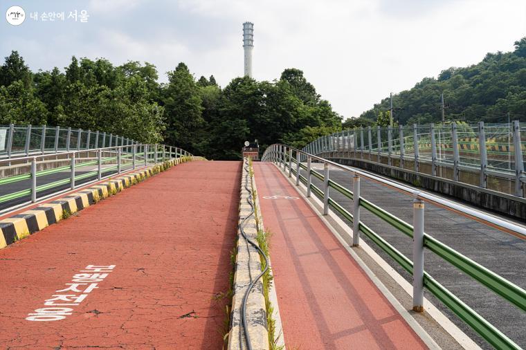 중앙 연결 브리지의 보행로와 자전거, 차량 도로가 분리되어 안전하게 움직일 수 있다 ⓒ이재연  