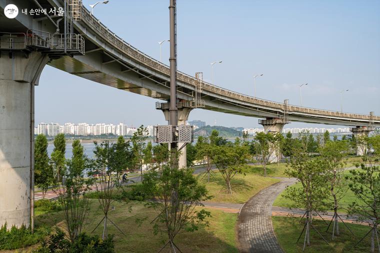 연결 브리지에서 바라본 난지한강공원 모습 ⓒ이재연