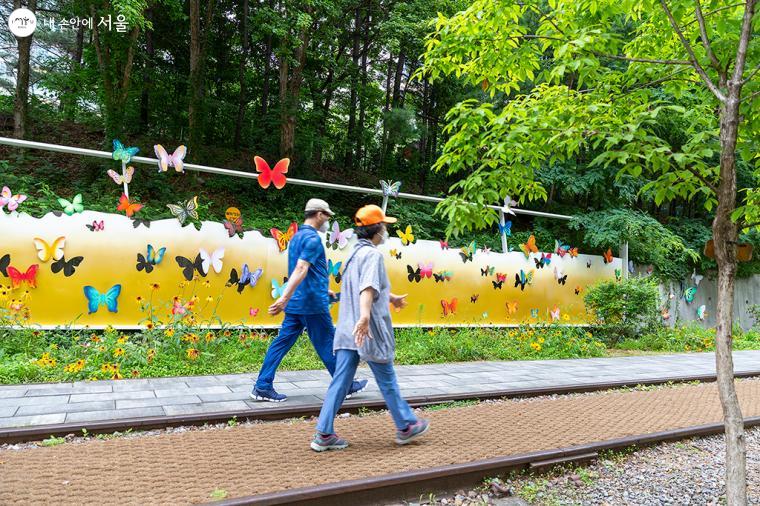 기차가 더 이상 다니지 않는 경춘선은 숲길로 재탄생해 시민들에게 활력을 주는 공원이자 산책로가 됐다 ⓒ문청야