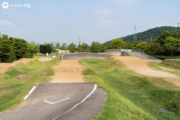 BMX 및 MTB 자전거로 이용이 가능한 코스로 익사이팅한 운전을 즐길 수 있다 ⓒ이재연