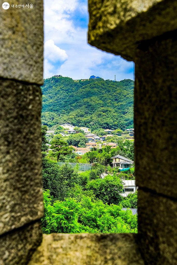 성곽에 있는 총이나 활을 쏘던 구멍, 사혈에서 내려다 본 '북정마을' 풍경. 