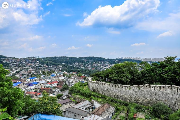 성곽을 따라 걷다 보니, 어느새 북정마을과 성북동 일대를 비롯해 멀리 아차산부터 용마산 산줄기까지 시야에 잡힌다. 