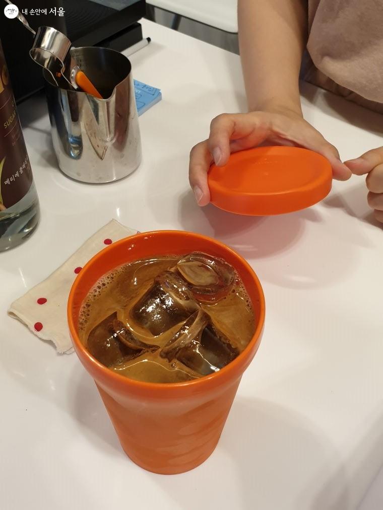 제로 웨이스트 커피점에서 다회용 컵에 음료를 담아내줬다.