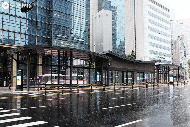 이곳의 스마트쉘터는 한옥의 유려한 곡선과 처마의 라인을 현대화하여 한국의 미가 돋보인다. 실내형 쉘터 1개(가운데)와 실외형 쉘터 2개가 조합된 형태 ⓒ김아름