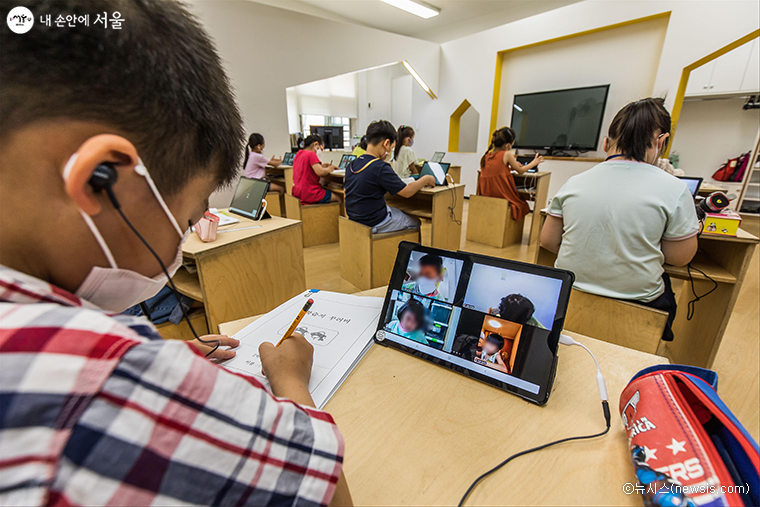 올해는 ‘서울런(Seoul Learn)’ 사이트를 통해 저소득층 청소년에게 학습 콘텐츠 제공을 시작한다. 