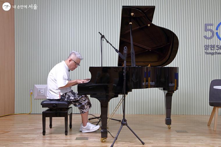 원래 클래식 전공자인 김형석 작곡가는 피아노 연주로 강의의 문을 열었다.