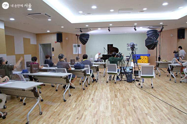 양천50플러스센터 다누리홀에서 작곡가 김형석의 50+스페셜특강이 진행됐다.