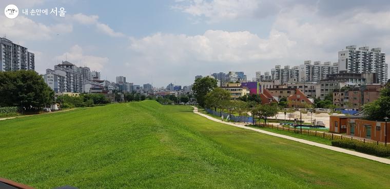 풍납토성 남쪽 성벽에서 바라본 정취로 낮은 구릉이 연상된다. 