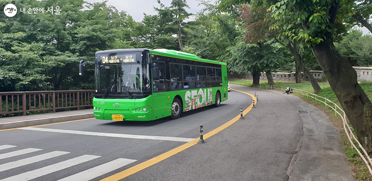 남산공원에 운영 중인 친환경 전기 저상버스