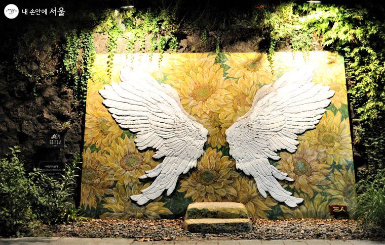 ‘경춘선 오픈갤러리’의 작품 ‘사랑의 날개’는 포토존으로 인기가 많다 ⓒ조수봉
