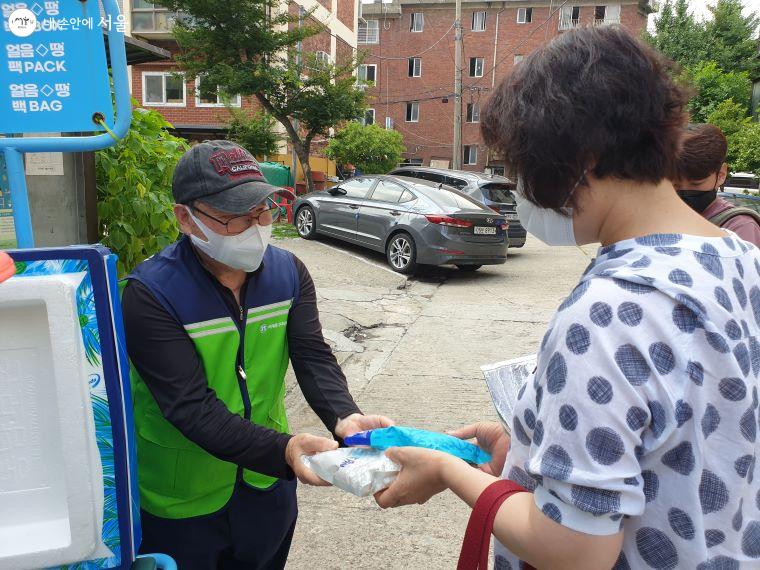필자도 냉동고에 얼려둔 아이스팩을 홍제3동 캠프에 기부했다. 