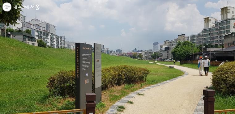 토성 주변으로 밀집한 아파트와 건물과 안쪽 문화재가 어우러진 풍경이 이채롭다.