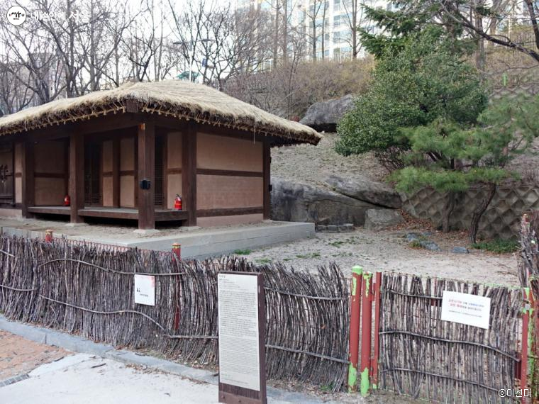 서울시 여성역사 문화공간 ‘여담재’ 옆에 이수광이 살았던 '비우당(庇雨堂)’이 복원돼 있다.