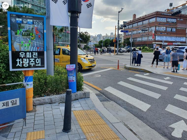 시민들도 횡단보도를 건너기 전 모니터를 통해 차량의 진입 여부를 확인할 수 있다. 