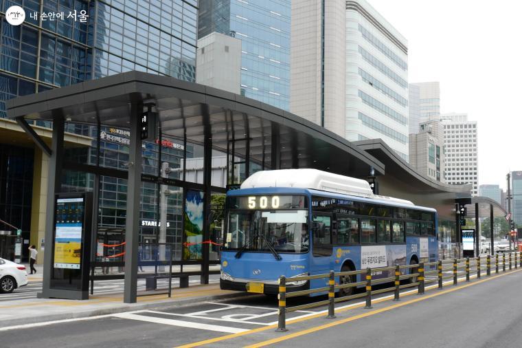 숭례문에 처음으로 선보인 미래형 버스정류소인 스마트쉘터 ⓒ양송이
