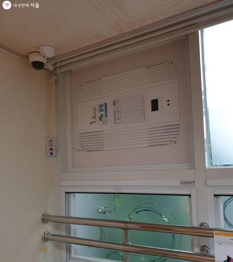 교실 창문에 양방향 공기청정기가 설치되어 있다.