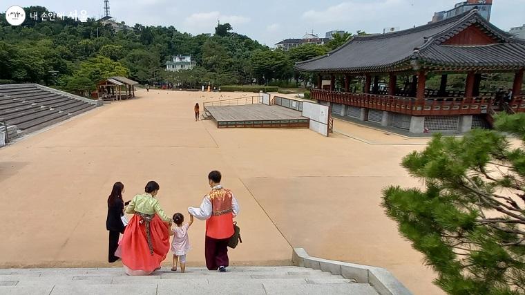 남산골 전통정원 앞마당에서 한복을 입은 시민들이 즐거운 시간을 보내고 있다. 