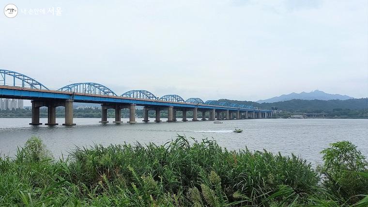 이촌한강공원 강변 산책로에서 바라본 동작대교 