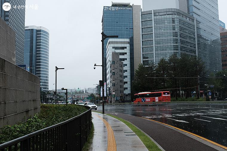 보행로와 자전거도로, 차도가 뚜렷히 구분돼 더욱 안전하게 이용할 수 있다 ⓒ김아름