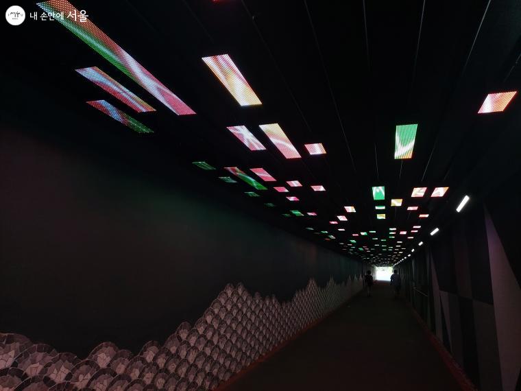성내천 보행자 터널에 설치된 미디어아트 '지금 어디에 살고 있나요?'