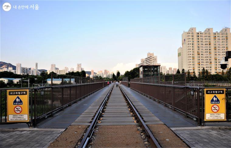 중랑천을 가로질러 놓인 ‘경춘철교’는 ‘경춘선숲길’의 시작점으로 12개의 교각과 철로를 그대로 보존하였다 ⓒ조수봉