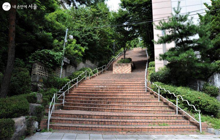 지하철 5호선 창신역 2번 출구를 나와 이 계단을 오르면 ‘지봉로 조망점’에 다다른다 ⓒ조수봉