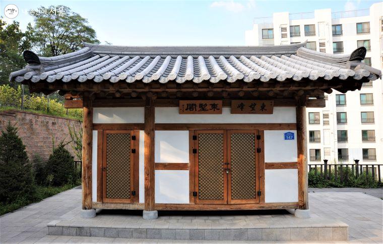보문동에 있던 ‘동망각’은 주택재개발사업으로 현 숭인근린공원에 복원되었으며 매년 가을 보문동 주민들이 이곳에서 정순왕후 송씨의 넋을 기리는 제를 올린다 ⓒ조수봉