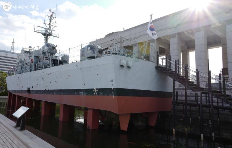  제2연평해전의 상징인 참수리357정은 해군제2함대사령부에 있는 실물을 그대로 복제해 전시했다.