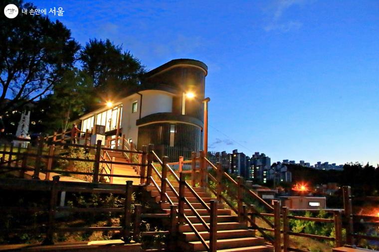 한강을 내려다보는 언덕 위 카페 ‘THE한강’의 야경