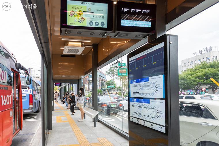 버스가 정차하는 플랫폼 전경. 도착 예상시간, 현재 위치 등 교통정보와 함께 지하철 안내도가 표시되고 있다 ⓒ문청야