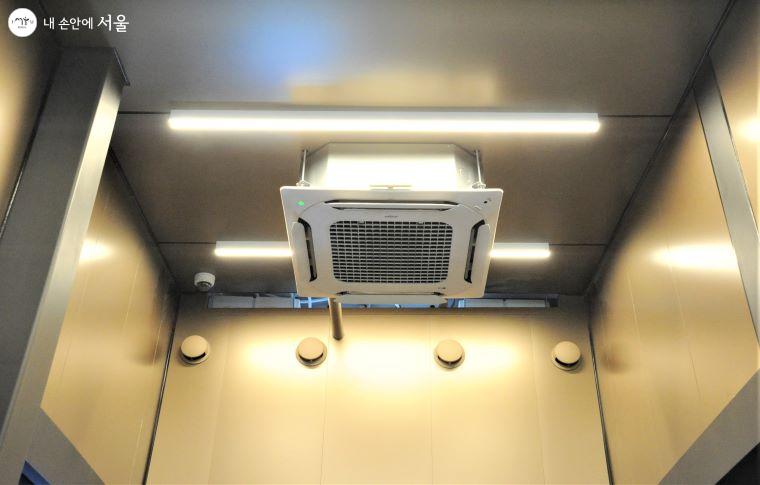 천장에는 냉·난방용 기기와 공기청정시스템이 가동되어 항상 쾌적한 환경을 유지한다 ⓒ조수봉