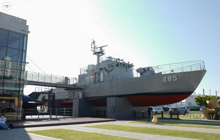서울시 최초의 함상테마파크로 평소에 볼 수 없던 군함 체험이 가능하다. 