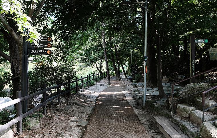 우이동 만남의 광장 앞에는 북한산 둘레길 ‘소나무숲길’ 구간이 있다 ⓒ김아름
