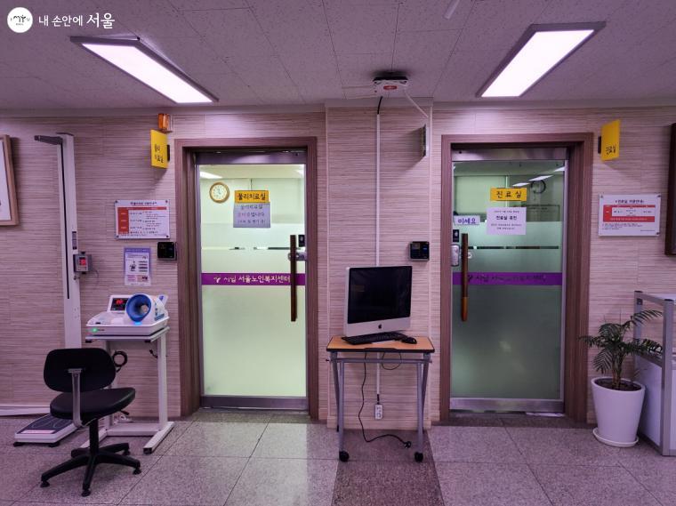 서울노인복지센터에 있는 물리치료실과 진료실