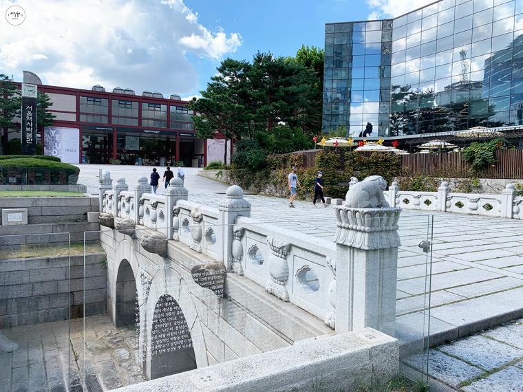 서울역사박물관 앞에 놓여 있는 금천교는 경희궁 건축물 중 유일하게 처음 지어진 모습 그대로 남아있는 건축물이다.