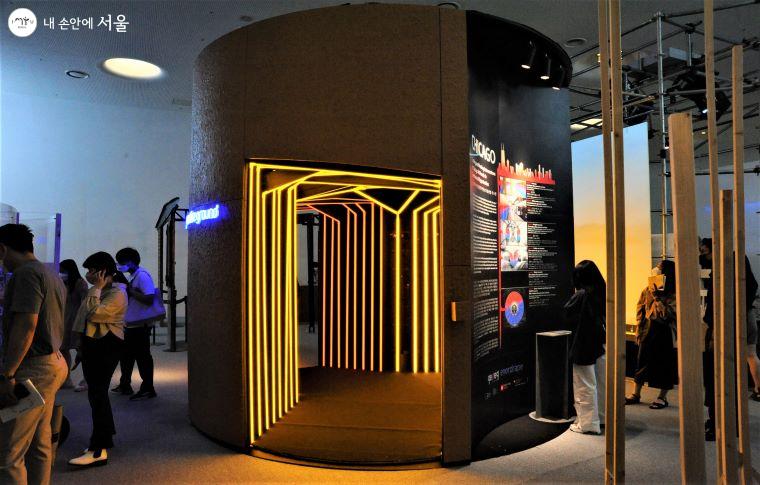 DDP 배움터 2층 디자인박물관 내의 주제전 작품 ‘시카고: 지열을 통한 냉난방 개입’ 