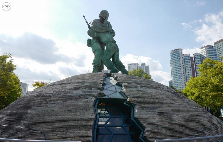 용산 전쟁기념관 입구에 있는 '형제의 상'. 한국군과 인민군이 되어 적으로 만나게 된 형제의 비극을 적나라하게 보여준다.