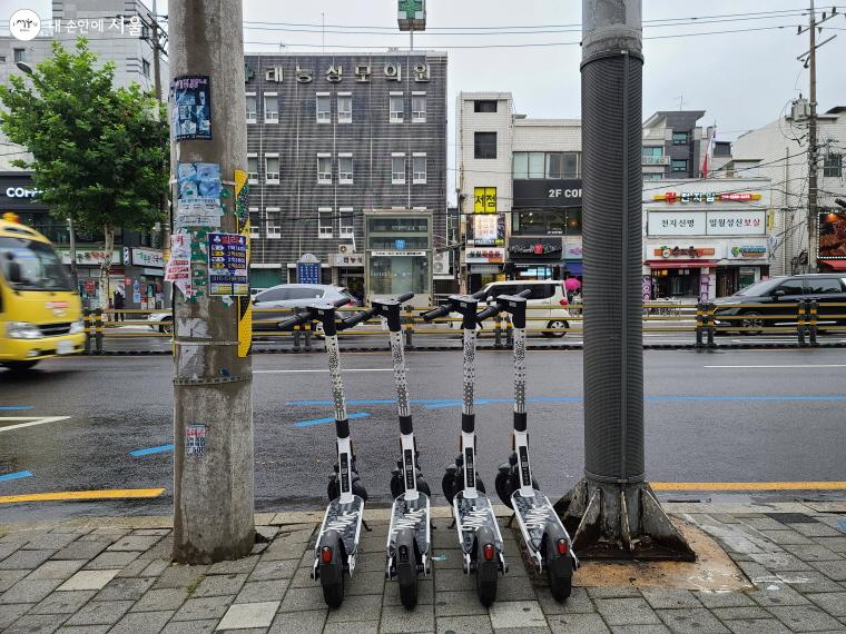 지난 7월 서울시에서 전국 최초로 무단 주차된 전동킥보드 견인제도가 시행됐다. 